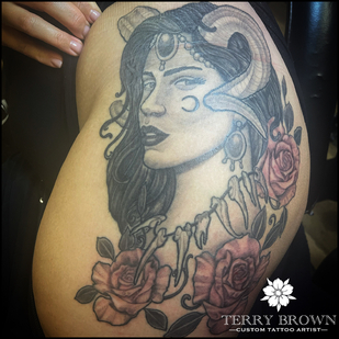 Femenino Negro y Gris Ilustrativo tatuaje en Muslo #84667 | Tattoo Artist Terry Brown