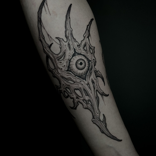 Masculino Negro Gráfico tatuaje en Hombro #84664 | Tattoo Artist Aleksandr Shkuratov