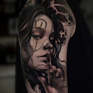 Masculino Negro y Gris Retrato tatuaje en Hombro #86221 | Tattoo Artist Anastasiya Yusupova CAT_KABUKI