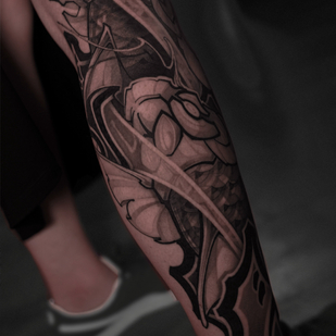 Femenino Negro Gráfico tatuaje en Espinilla #87160 | Tattoo Artist Danila Morozov