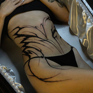 Femenino Negro Lettering tatuaje en Estómago #87023 | Tattoo Artist Denis Piligrim