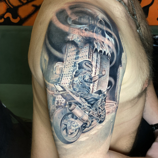 Masculino Negro y Gris Realismo tatuaje en Hombro #88121 | Tattoo Artist Evgeniy Bobin