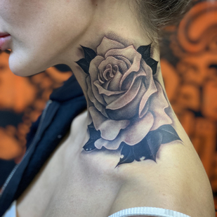 Femenino Negro y Gris Realismo tatuaje en Cuello #88128 | Tattoo Artist Evgeniy Bobin