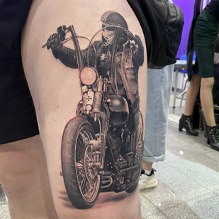 Masculino Negro y Gris Realismo tatuaje en Muslo #88129 | Tattoo Artist Evgeniy Bobin