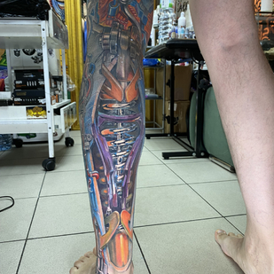Masculino Color Biomecánico tatuaje en Pierna #88147 | Tattoo Artist Evgeniy Bobin