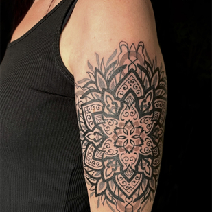 Femenino Negro Ornamental tatuaje en Hombro #87701 | Tattoo Artist Ioann Leo ( LEO-VAN )