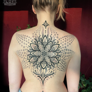 Femenino Negro y Gris Dotwork tatuaje en Espalda #88342 | Tattoo Artist Ioann Leo ( LEO-VAN )