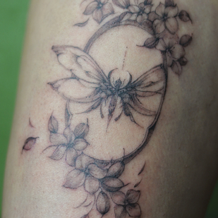 Femenino Negro Gráfico tatuaje en Muslo #84846 | Tattoo Artist Kristina Suhushina