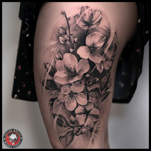 Femenino Negro y Gris Realismo tatuaje en Muslo #88616 | Tattoo Artist Mihail Strogiy