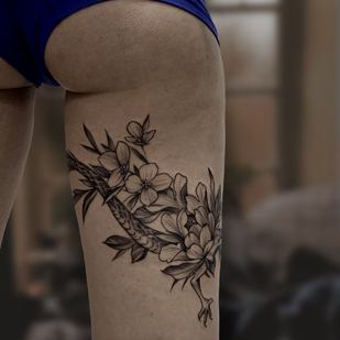 Femenino Negro Gráfico tatuaje en Muslo #85935 | Tattoo Artist Nataliya Guk