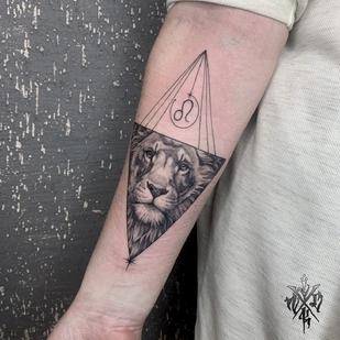 Femenino Negro y Gris  tatuaje en Antebrazo #88204 | Tattoo Artist Nikolay Kombarov