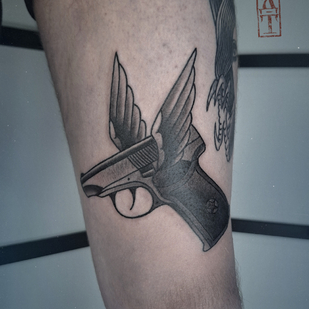 Masculino Negro  tatuaje en Muslo #86176 | Tattoo Artist Roma Dober