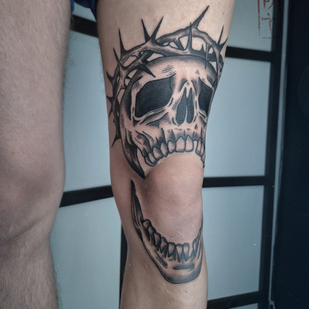 Masculino Negro Gráfico tatuaje en Pierna #86191 | Tattoo Artist Roma Dober