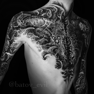 Masculino Negro y Gris Orgánico tatuaje en Pecho #85092 | Tattoo Artist Sergey Batov