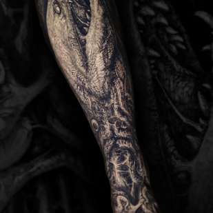 Femenino Negro y Gris Realismo tatuaje en Pierna #90714 | Tattoo Artist Sergey Batov