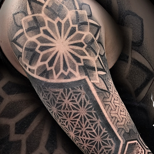 Masculino Negro y Gris Gráfico tatuaje en Hombro #87840 | Tattoo Artist Sergey Martynov