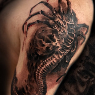 Masculino Negro y Gris Realismo tatuaje en Hombro #87851 | Tattoo Artist Sergey Martynov