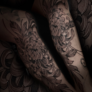 Femenino Negro y Gris Gráfico tatuaje en Pierna #87853 | Tattoo Artist Sergey Martynov