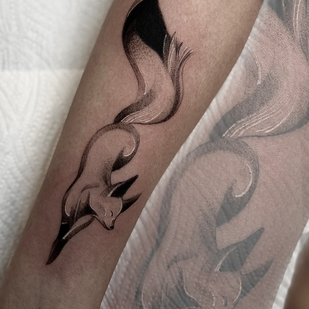 Femenino Negro y Gris Gráfico tatuaje en Antebrazo #87858 | Tattoo Artist Sergey Martynov