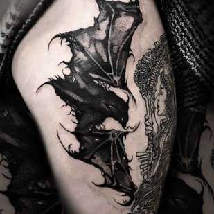 Femenino Negro y Gris Gráfico tatuaje en Muslo #87867 | Tattoo Artist Sergey Martynov