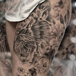 Masculino Negro y Gris Gráfico tatuaje en Muslo #87878 | Tattoo Artist Sergey Martynov