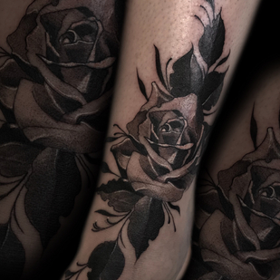 Femenino Negro y Gris Neo-tradicional tatuaje en Pierna #87879 | Tattoo Artist Sergey Martynov