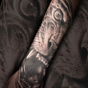 Masculino Negro y Gris Realismo tatuaje #87883 | Tattoo Artist Sergey Martynov