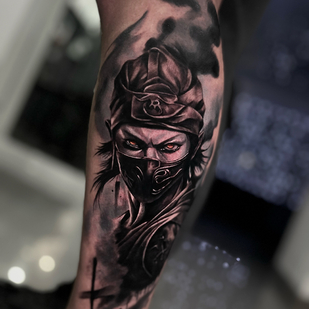 Masculino Negro y Gris Realismo tatuaje en Espinilla #85494 | Tattoo Artist Sergey Pahabov