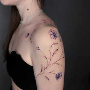 Femenino Negro Fineline tatuaje en Hombro #87645 | Tattoo Artist Victoria Maslova