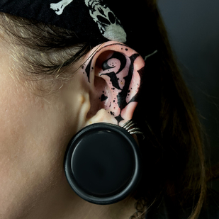 Femenino Negro Lettering tatuaje en Cabeza #93475 | Tattoo Artist Perforator Tattoo Studio