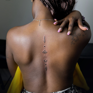 Femenino Negro Fineline tatuaje en Espalda #95051 | Tattoo Artist Perforator Tattoo Studio