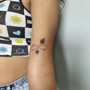 Femenino Negro Linework tatuaje en Hombro #103056 | Tattoo Artist Kira Akira