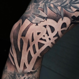 Masculino Negro Lettering tatuaje en Pierna #96123 | Tattoo Artist Spray Gun