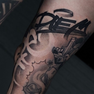 Masculino Negro Lettering tatuaje en Pierna #96126 | Tattoo Artist Spray Gun