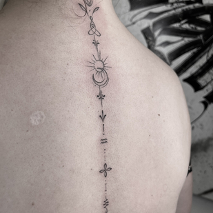 Femenino Negro Linework tatuaje en Espalda #91560 | Tattoo Artist Olesya Fraydlin