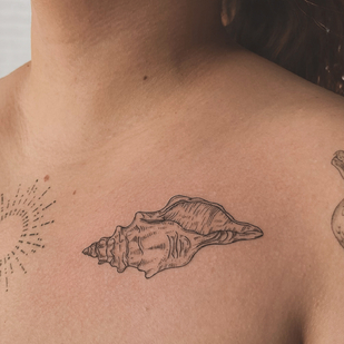 Femenino Negro Linework tatuaje en Clavícula #91681 | Tattoo Artist Elvira Volodarskaya