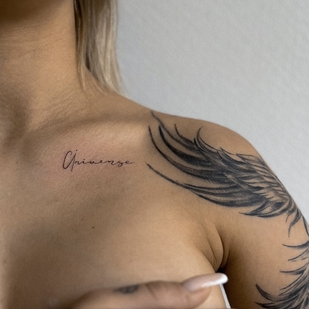 Femenino Negro Lettering tatuaje en Clavícula #91692 | Tattoo Artist Elvira Volodarskaya