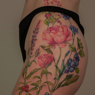 Femenino Color Realismo tatuaje en Muslo #95040 | Tattoo Artist Polina Red Head