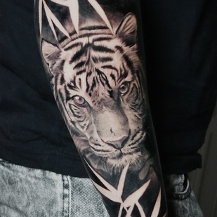 Masculino Negro y Gris Realismo tatuaje en Antebrazo #96959 | Tattoo Artist Daniel Escalante