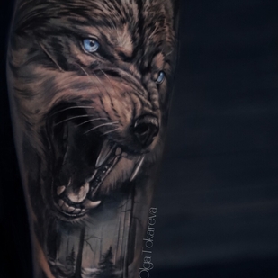 Masculino Negro y Gris Realismo tatuaje en Espinilla #101878 | Tattoo Artist Olga Tokareva