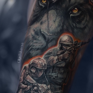 Masculino Negro y Gris Realismo tatuaje en Hombro #101928 | Tattoo Artist Olga Tokareva