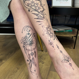 Femenino Negro y Gris Fineline tatuaje en Espinilla #93259 | Tattoo Artist Elena Cherepnina