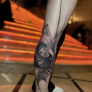 Femenino Negro y Gris Estilo del Autor tatuaje en Espinilla #93138 | Tattoo Artist Evgeniy Taskaev