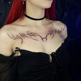 Femenino Negro Abstracto tatuaje en Clavícula #93184 | Tattoo Artist Nastasya Pavlovna