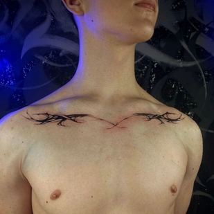 Masculino Negro Abstracto tatuaje en Clavícula #93185 | Tattoo Artist Nastasya Pavlovna