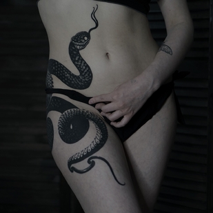 Femenino Negro Grabado tatuaje en Muslo #93696 | Tattoo Artist Aleksey Gurbatov