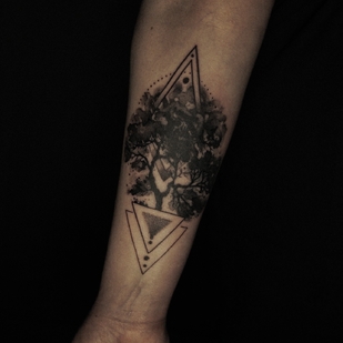 Femenino Negro y Gris Gráfico tatuaje en Antebrazo #95979 | Tattoo Artist Daria Duck