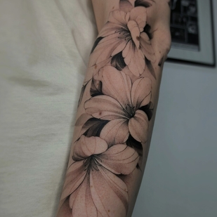 Femenino Negro y Gris Fineline tatuaje en Antebrazo #96146 | Tattoo Artist Smishko Leonid
