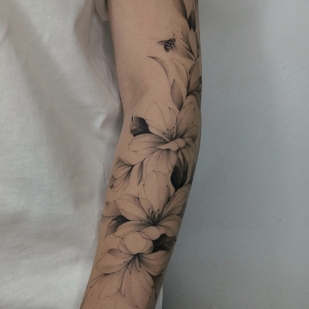 Femenino Negro y Gris Fineline tatuaje en Antebrazo #96155 | Tattoo Artist Smishko Leonid