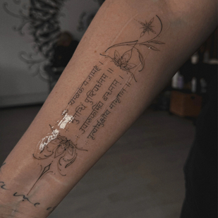 Femenino Negro Linework tatuaje en Antebrazo #96850 | Tattoo Artist Dariya Salmanova